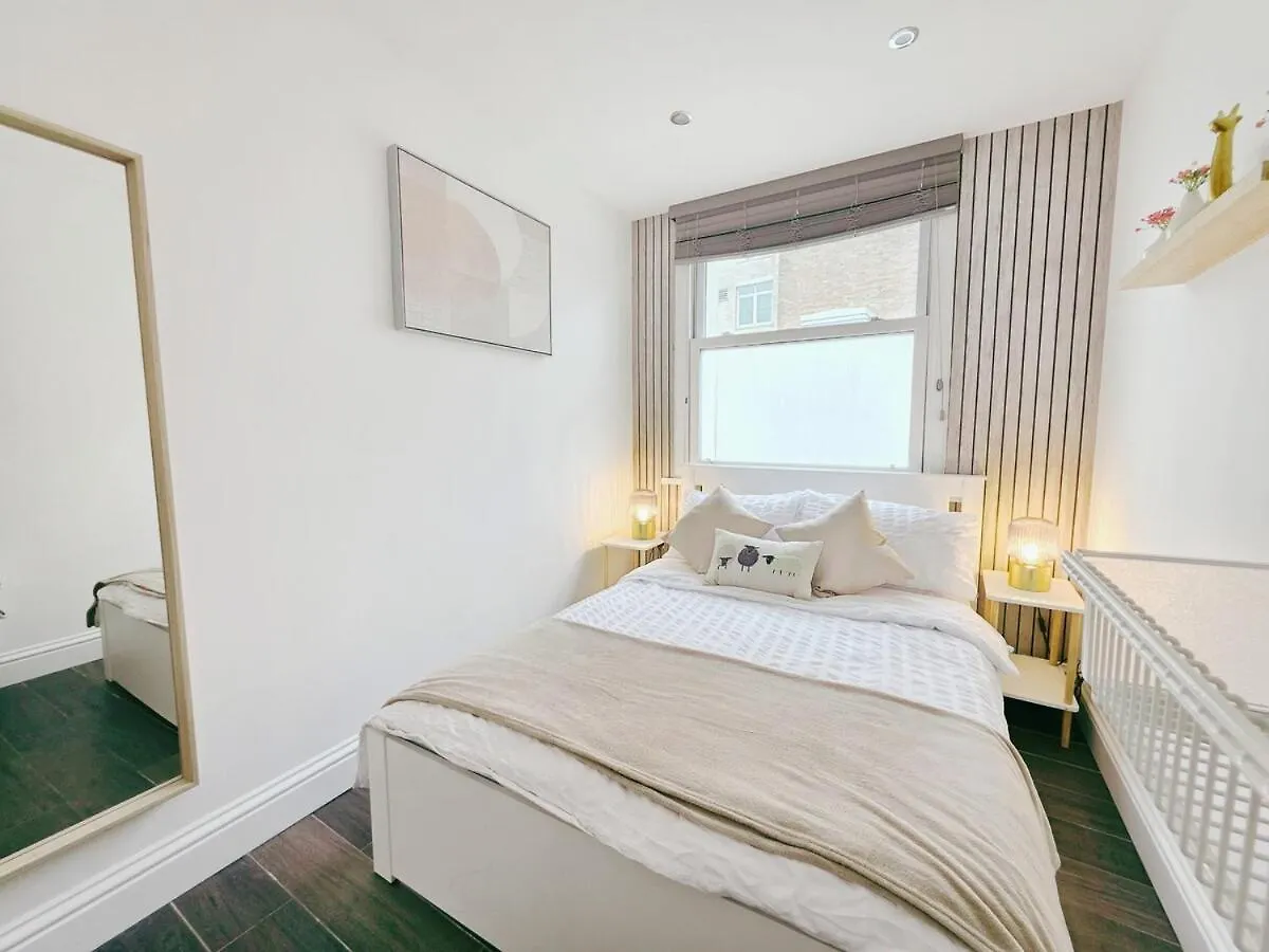 Cosy 1 Bed Home, City Centre, Free Parking, Long & Short Stays contacts
